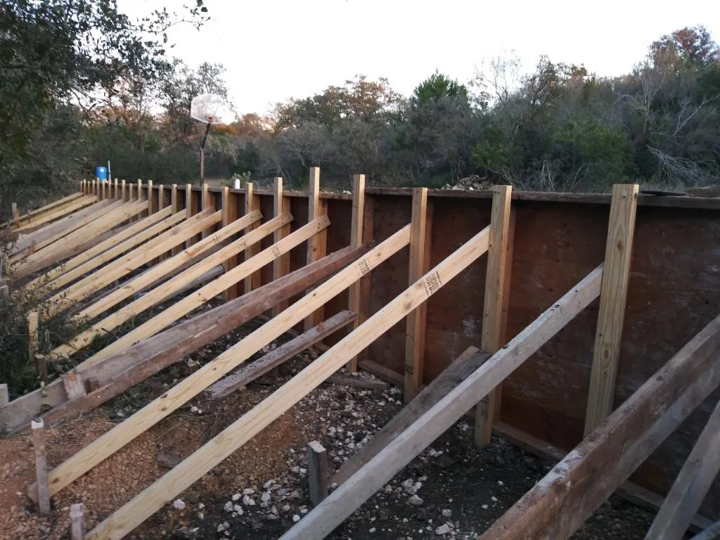 Braced formwork for a poured concrete retaining wall